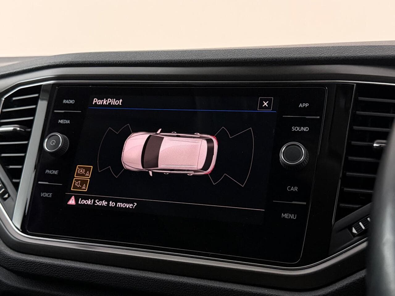 Volkswagen T-Roc thumbnail Infotainment System