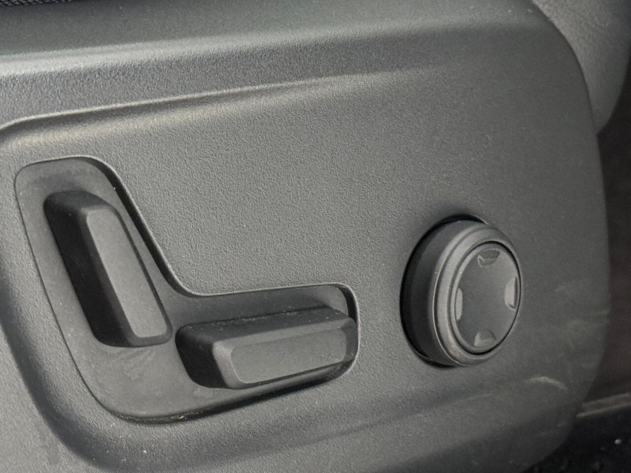Volvo XC40 thumbnail Misc Controls