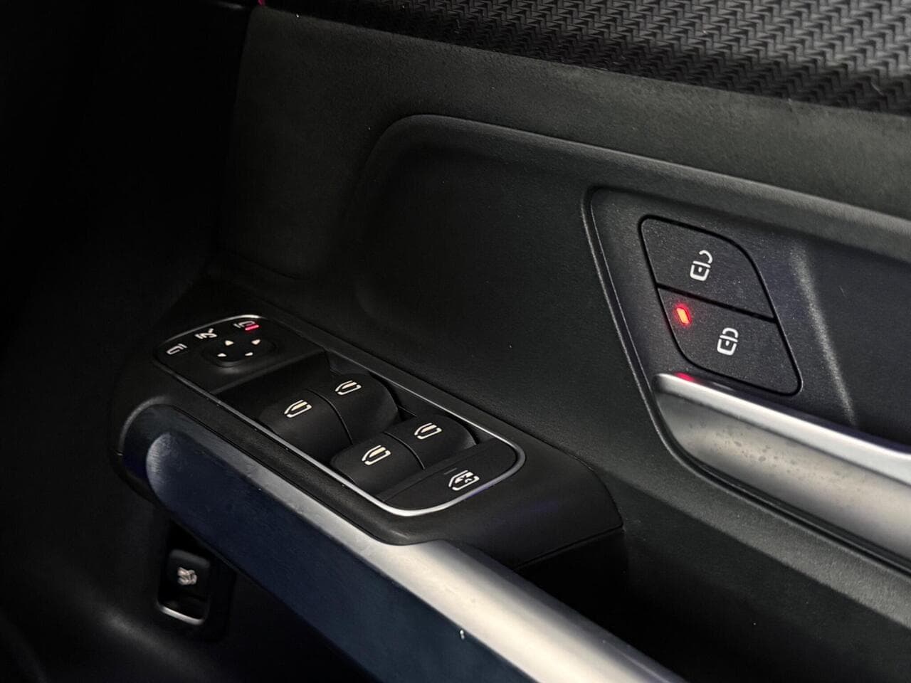Mercedes-Benz GLB thumbnail Misc Controls