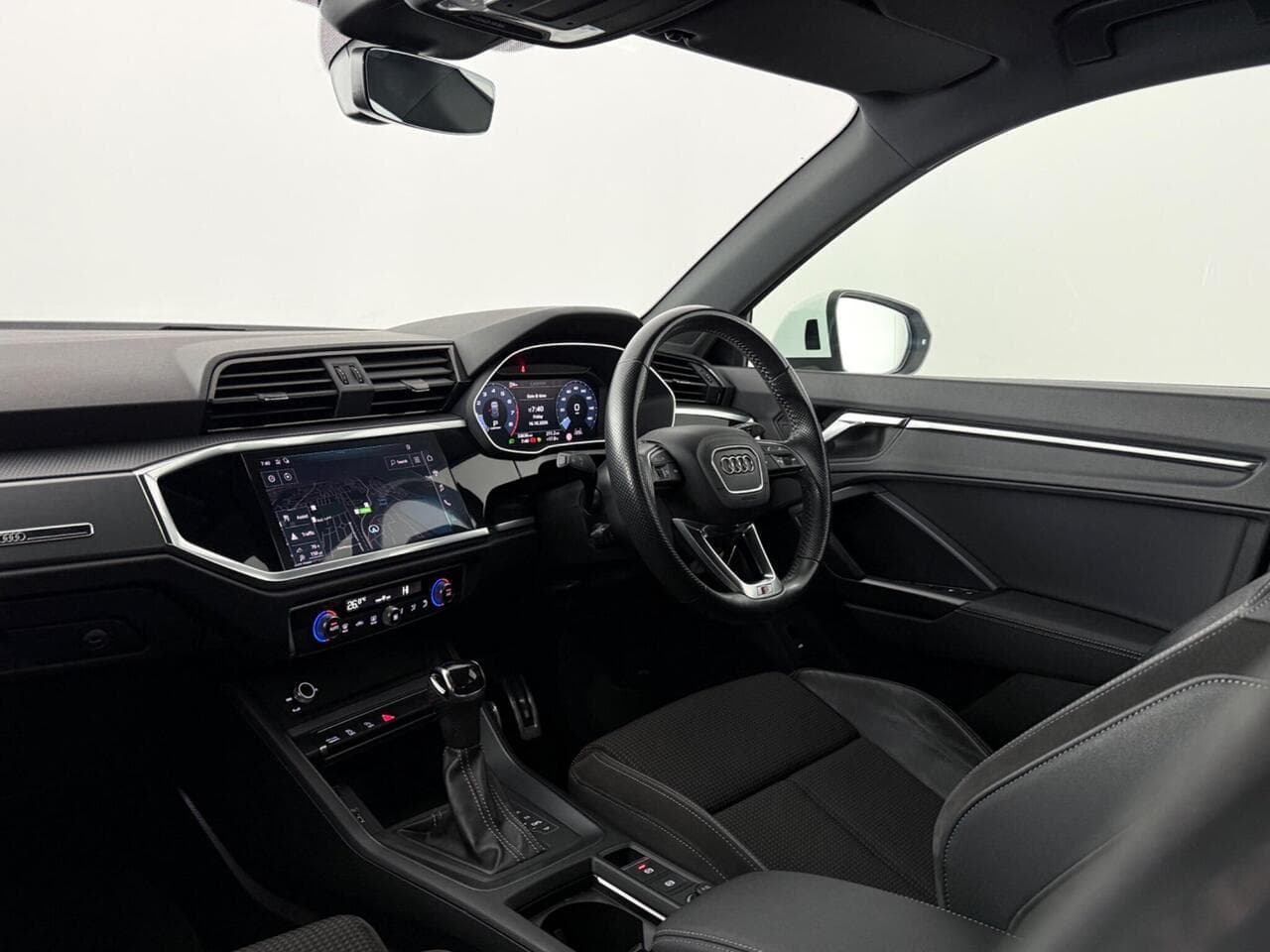 Audi Q3 thumbnail Interior Front