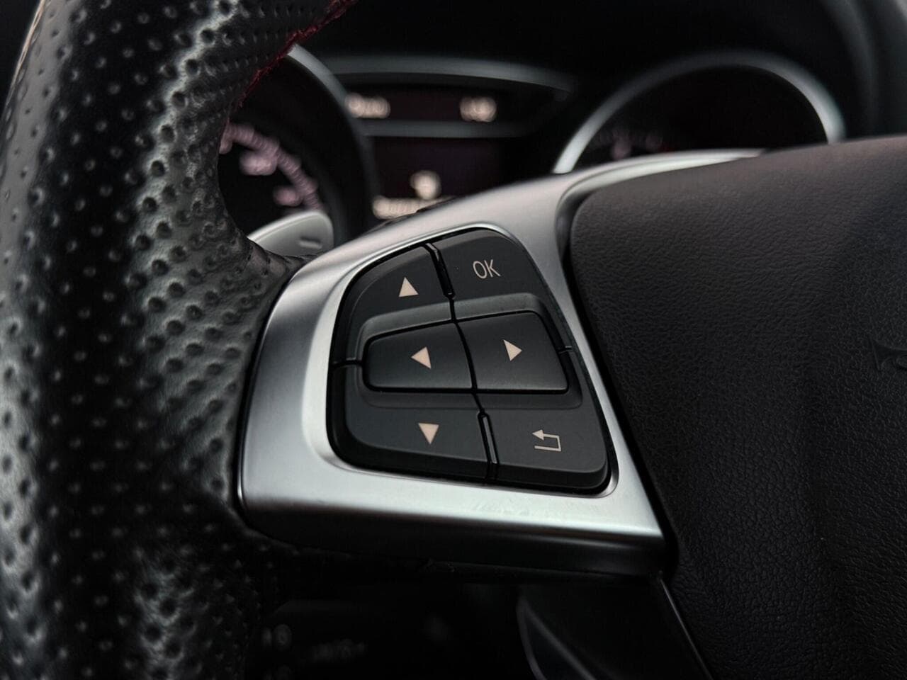 Mercedes-Benz GLA thumbnail Misc Controls