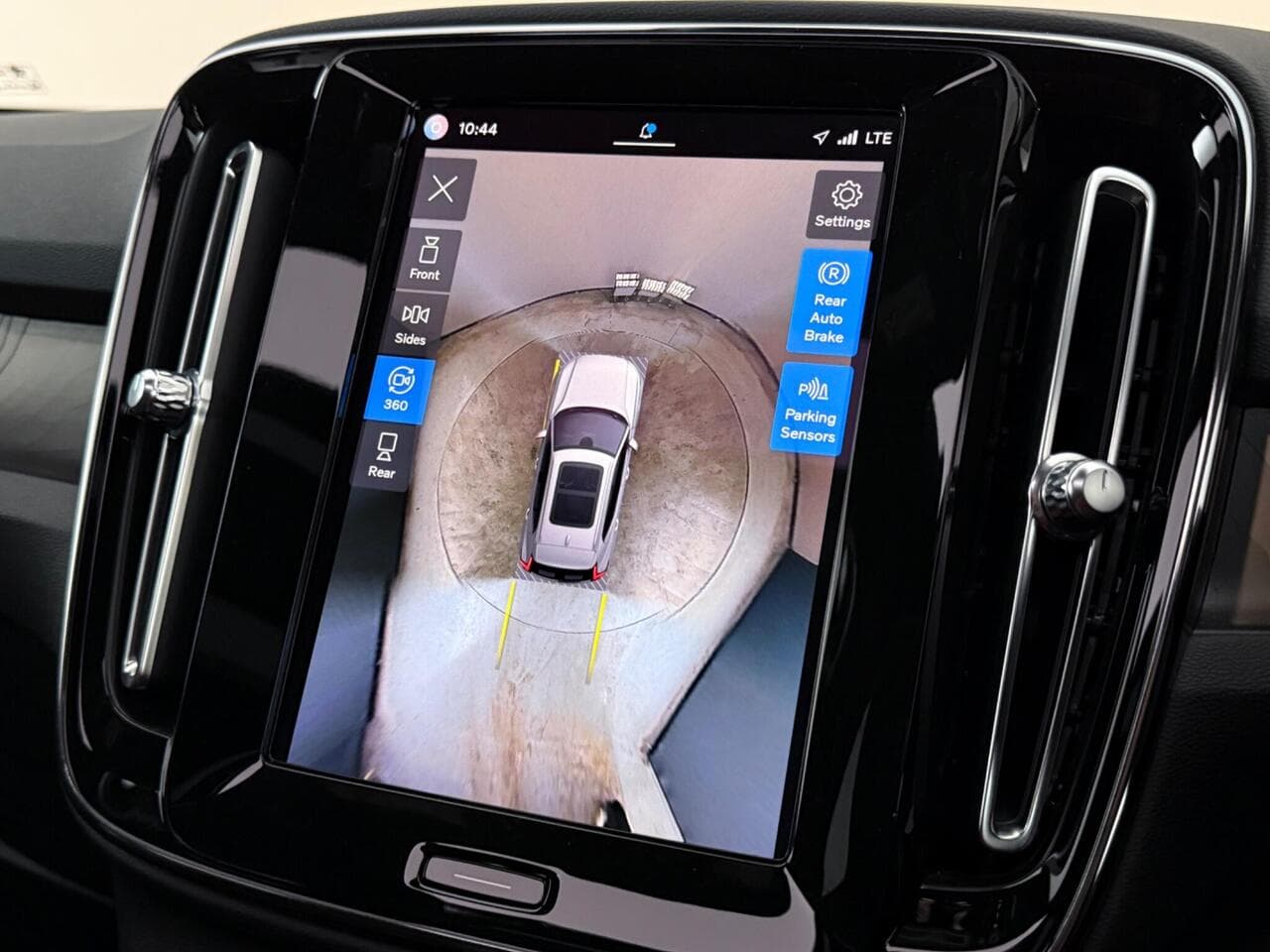 Volvo XC40 thumbnail Infotainment System
