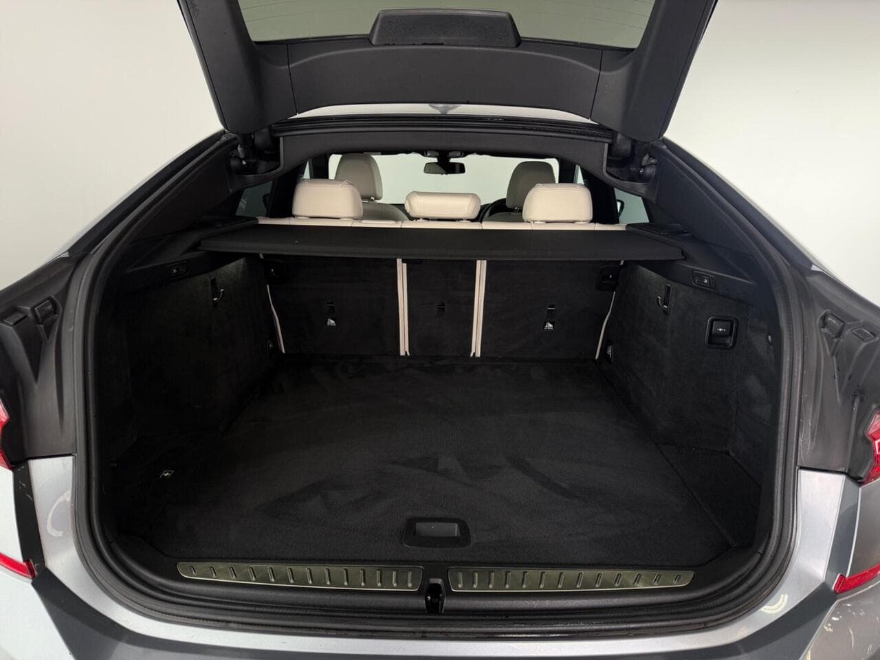 BMW 6 Series Gran Turismo thumbnail Boot