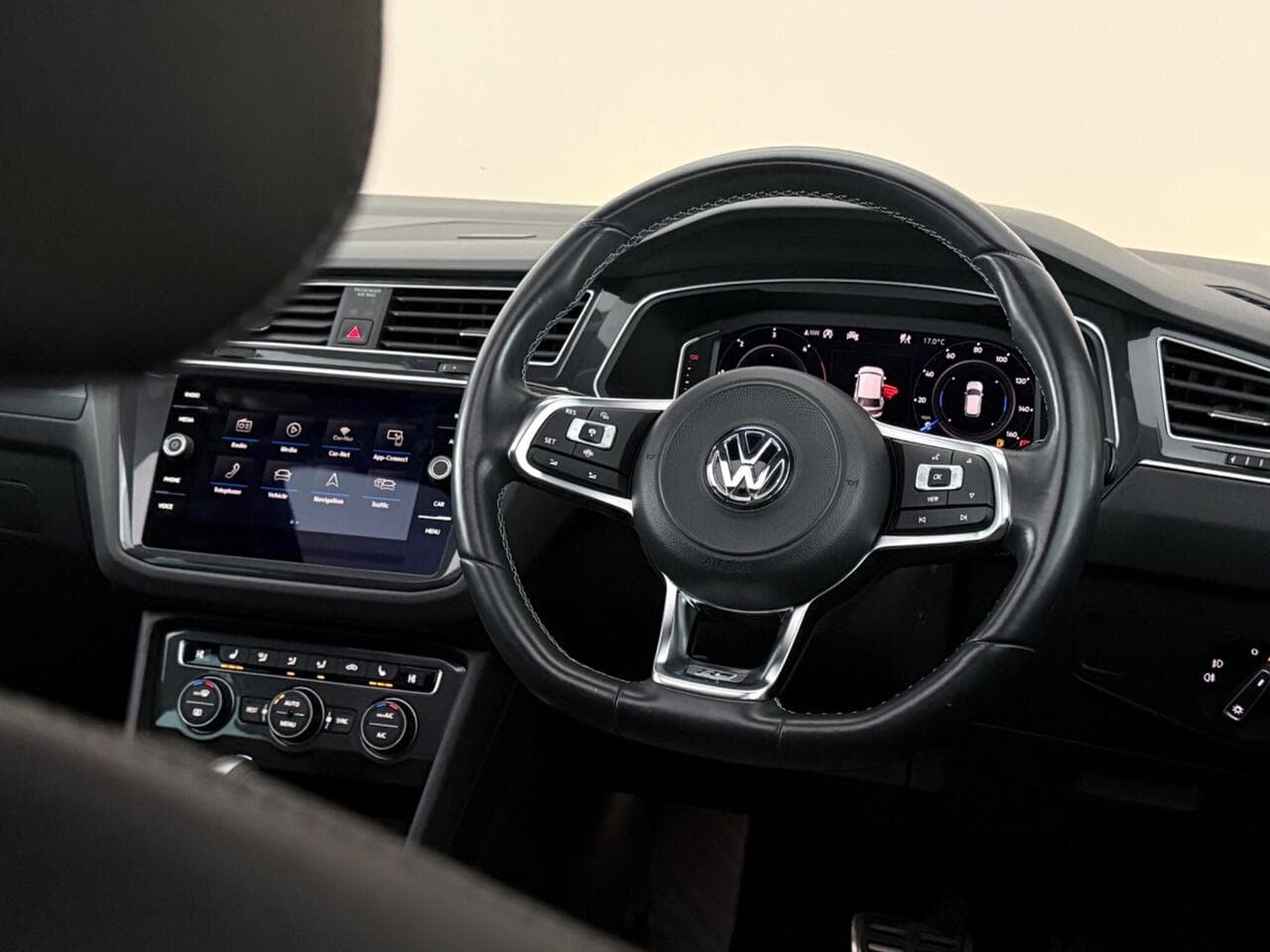 Volkswagen Tiguan thumbnail Steering Wheel