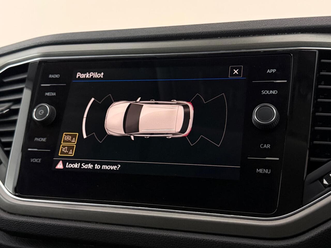 Volkswagen T-Roc thumbnail Infotainment System