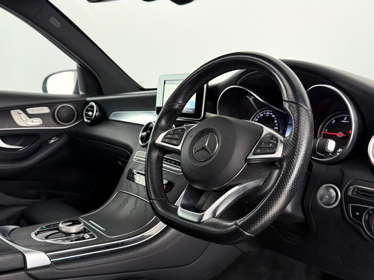 Mercedes-Benz GLC thumbnail Interior Front
