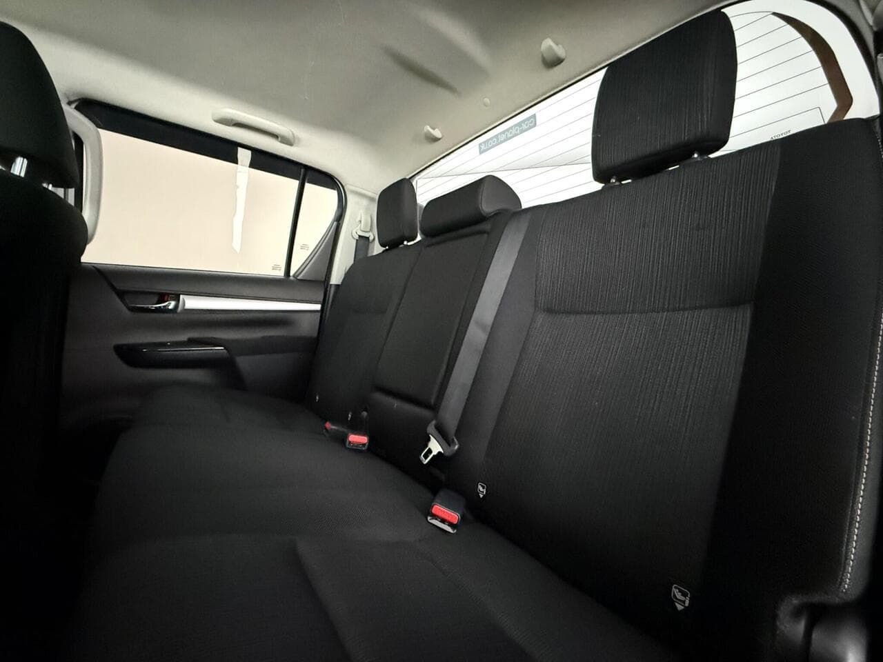 Toyota Hilux thumbnail Seats Rear