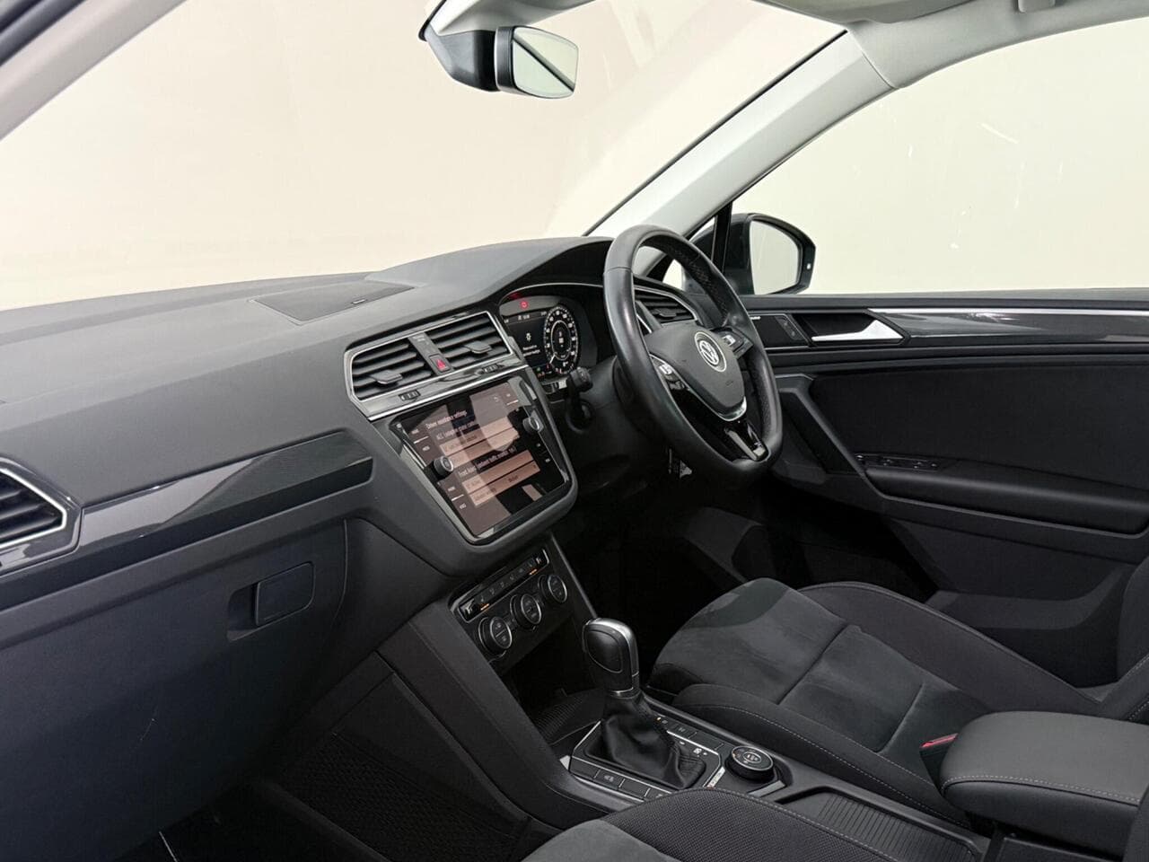 Volkswagen Tiguan thumbnail Interior Front