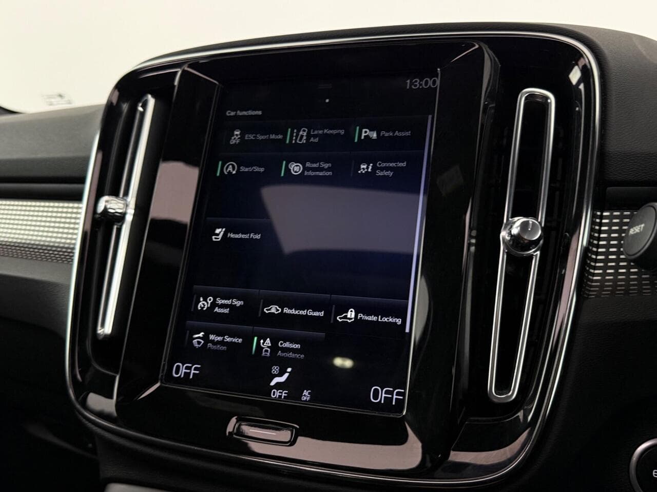 Volvo XC40 thumbnail Infotainment System