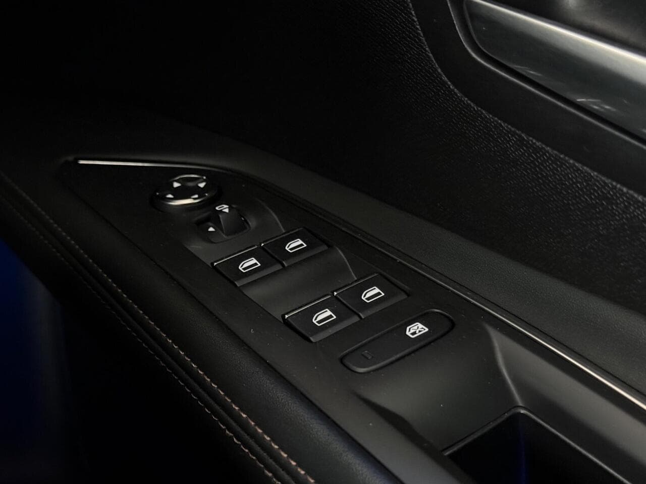 Peugeot 5008 thumbnail Misc Controls