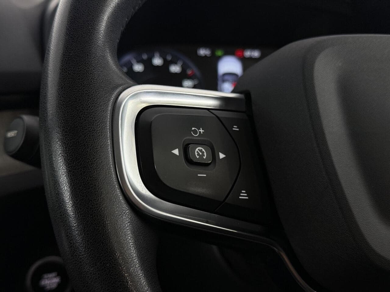 Volvo XC40 thumbnail Misc Controls