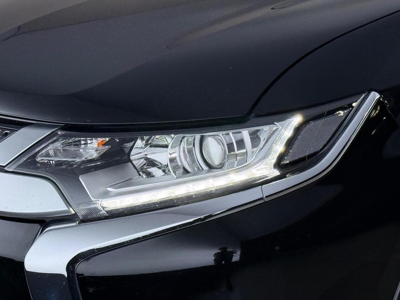 Mitsubishi Outlander thumbnail Lights Front