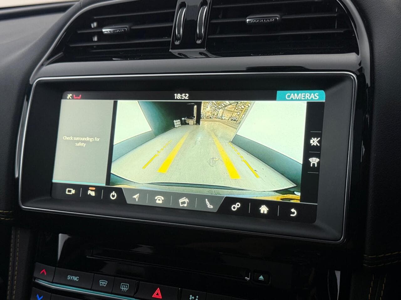 Jaguar F-PACE thumbnail Infotainment System