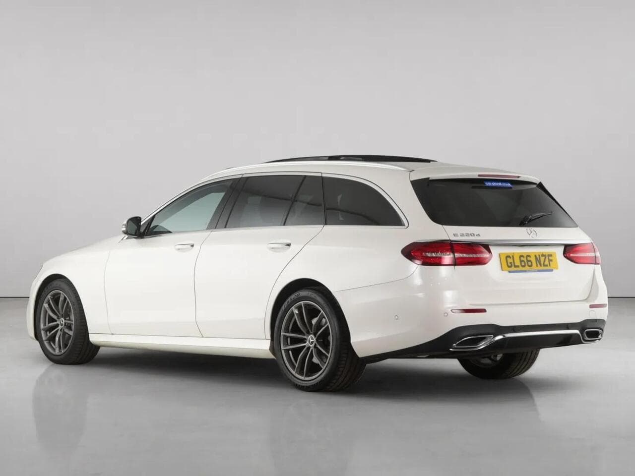 Mercedes-Benz E Class thumbnail Rear Left