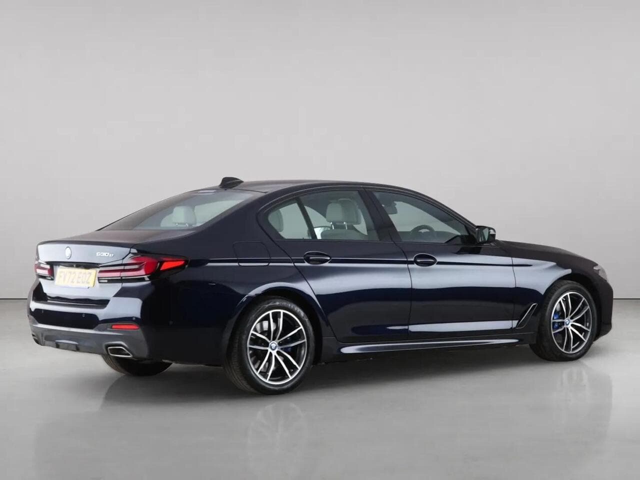 BMW 5 Series thumbnail Side Right