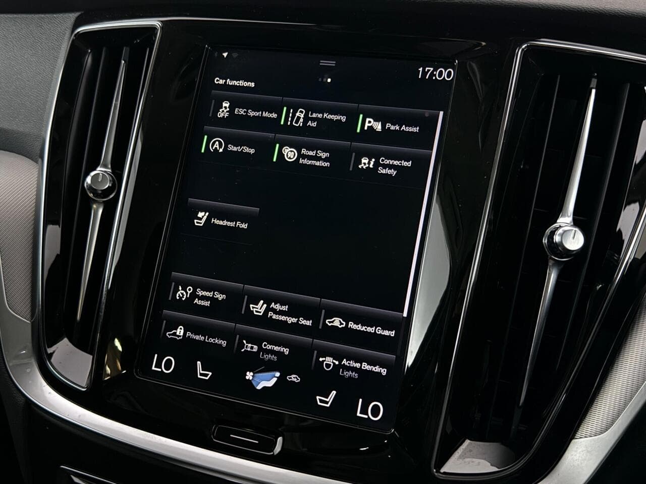 Volvo S60 thumbnail Infotainment System