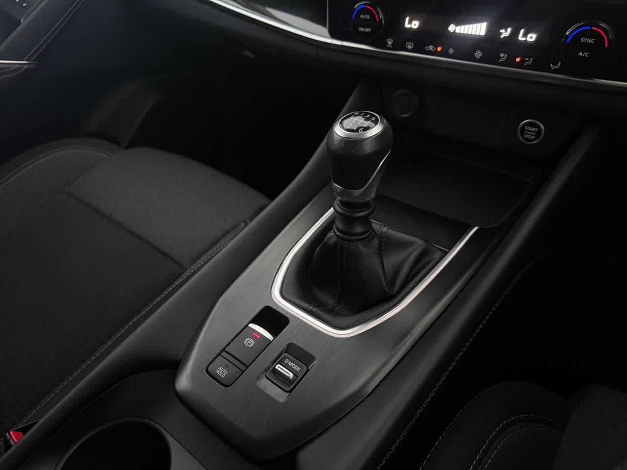 Nissan Qashqai thumbnail Interior Front
