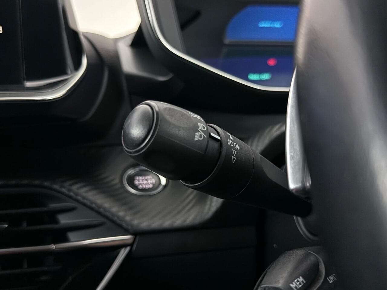 Peugeot 2008 thumbnail Misc Controls