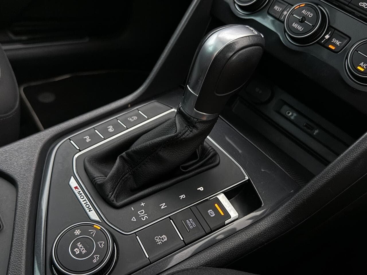 Volkswagen Tiguan thumbnail Interior Front