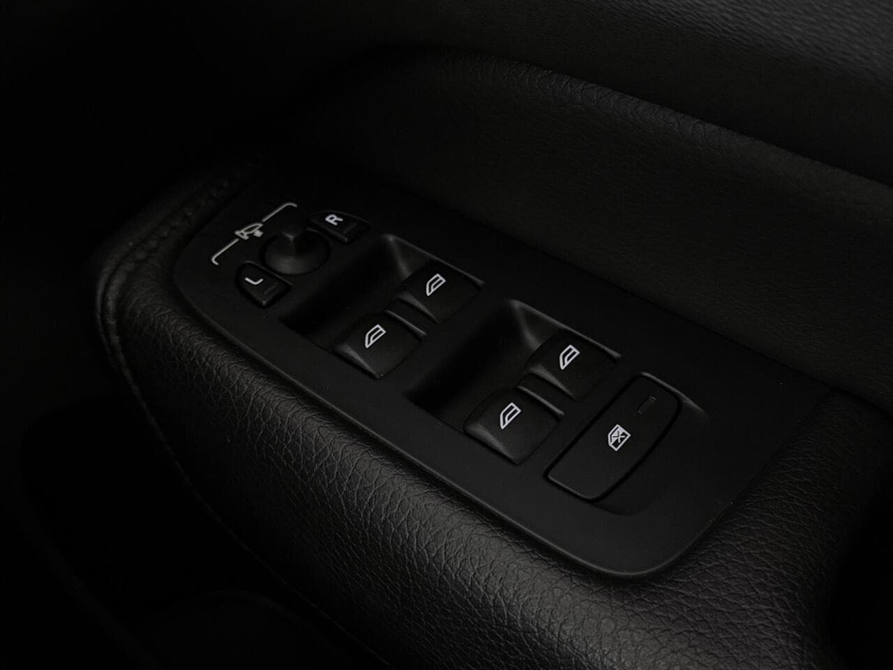 Volvo XC60 thumbnail Misc Controls