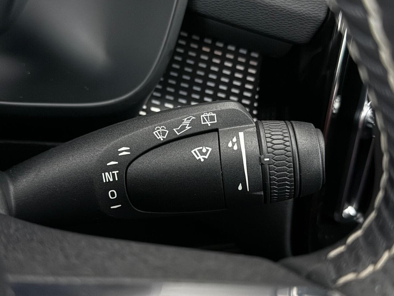 Volvo XC40 thumbnail Misc Controls
