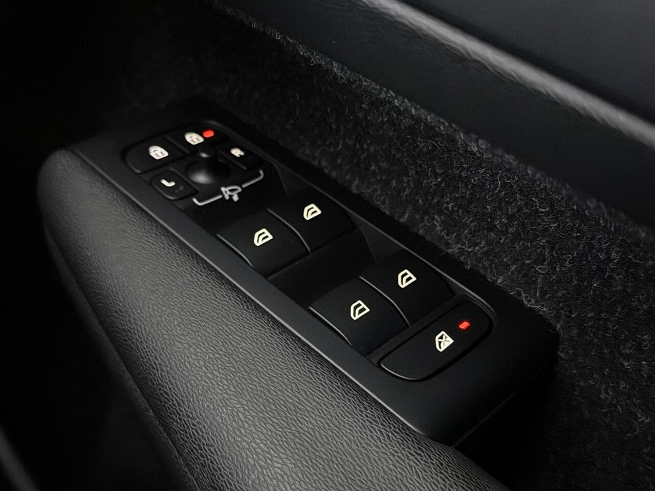 Volvo XC40 thumbnail Misc Controls