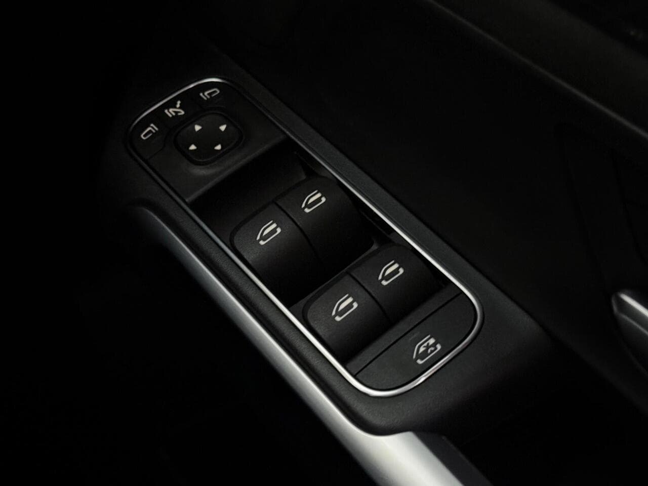 Mercedes-Benz GLB thumbnail Misc Controls