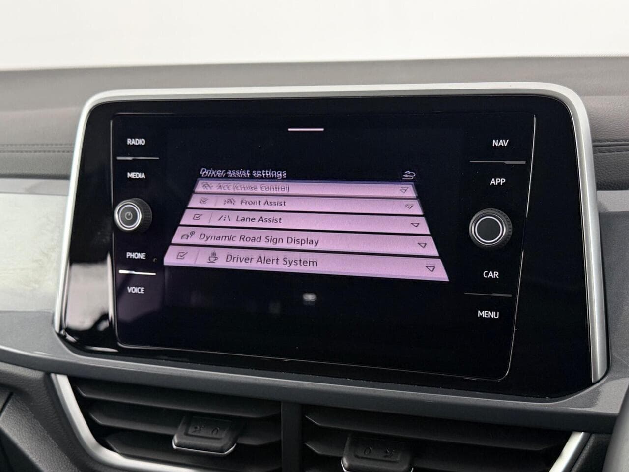 Volkswagen T-Roc thumbnail Infotainment System