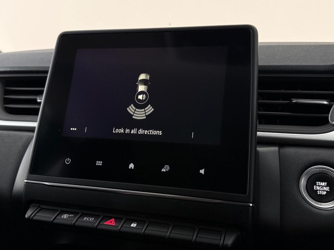 Renault Captur thumbnail Infotainment System