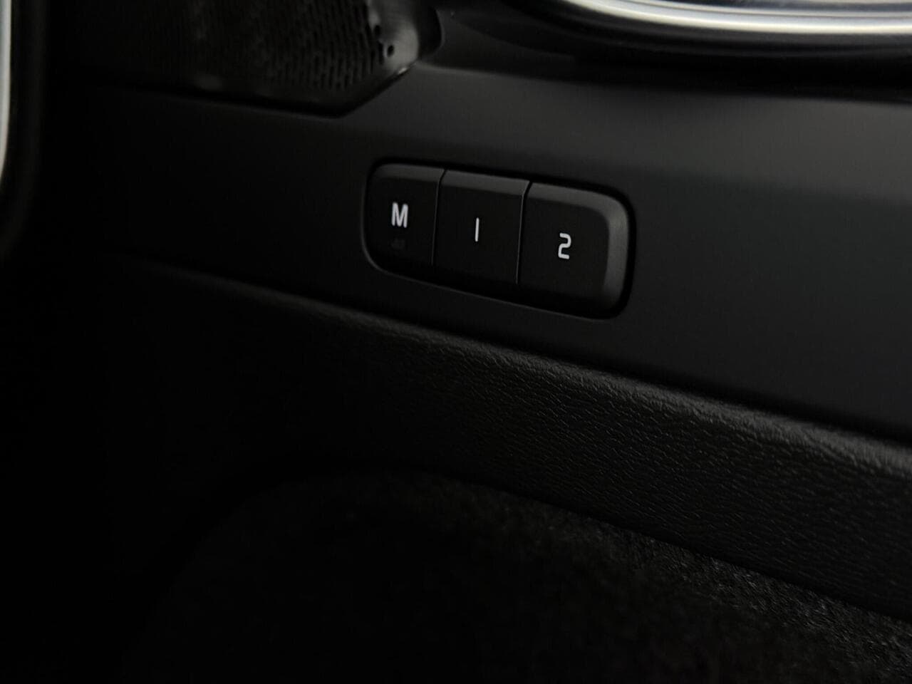 Volvo XC40 thumbnail Misc Controls