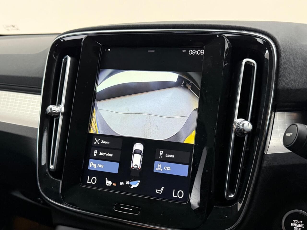 Volvo XC40 thumbnail Infotainment System