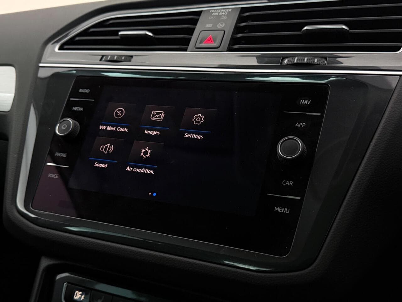 Volkswagen Tiguan thumbnail Infotainment System