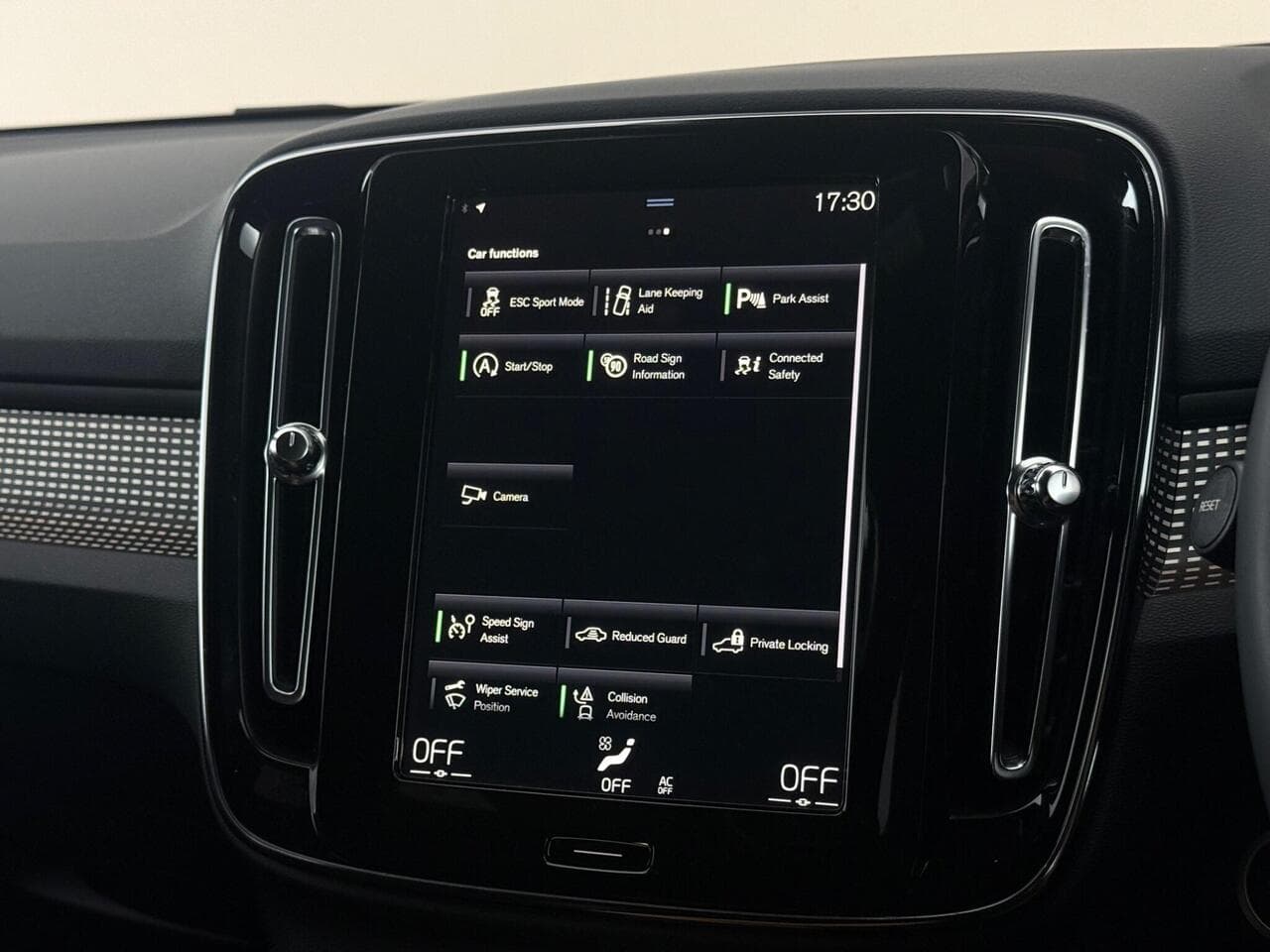 Volvo XC40 thumbnail Infotainment System
