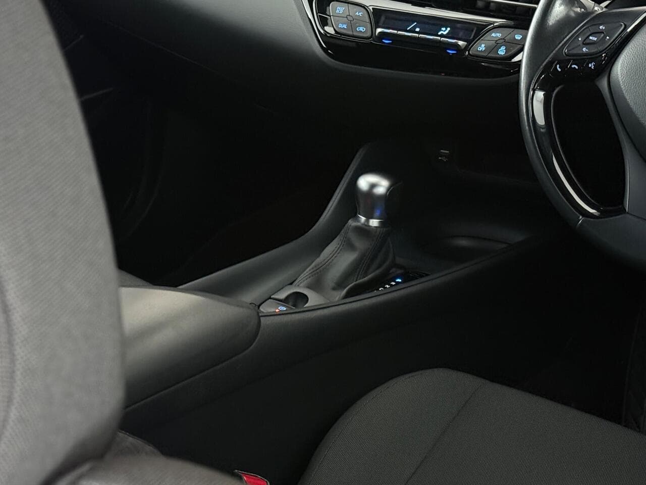 Toyota C-HR thumbnail Interior Front