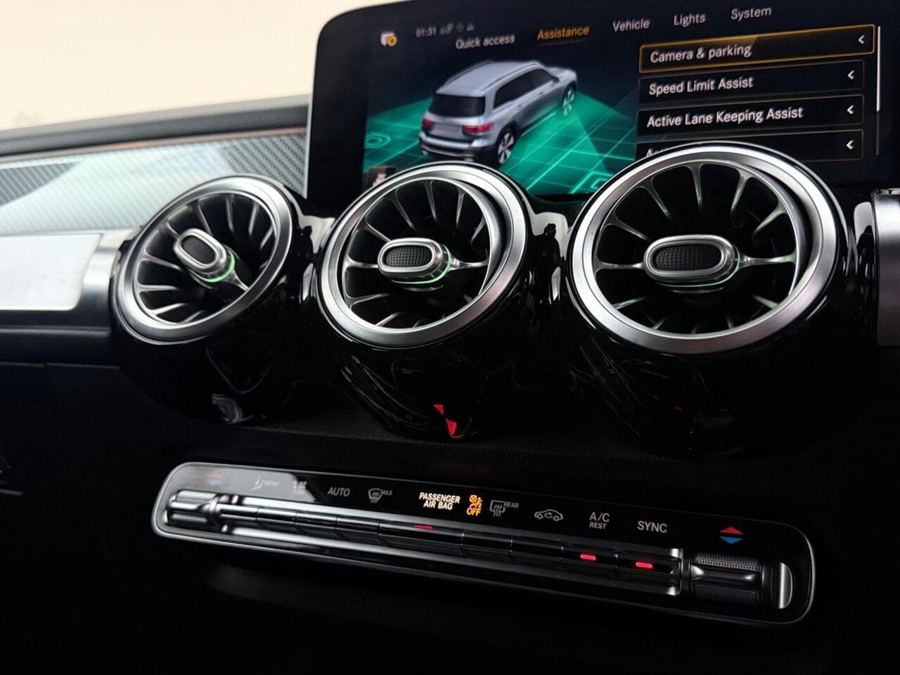 Mercedes-Benz GLB thumbnail Infotainment System