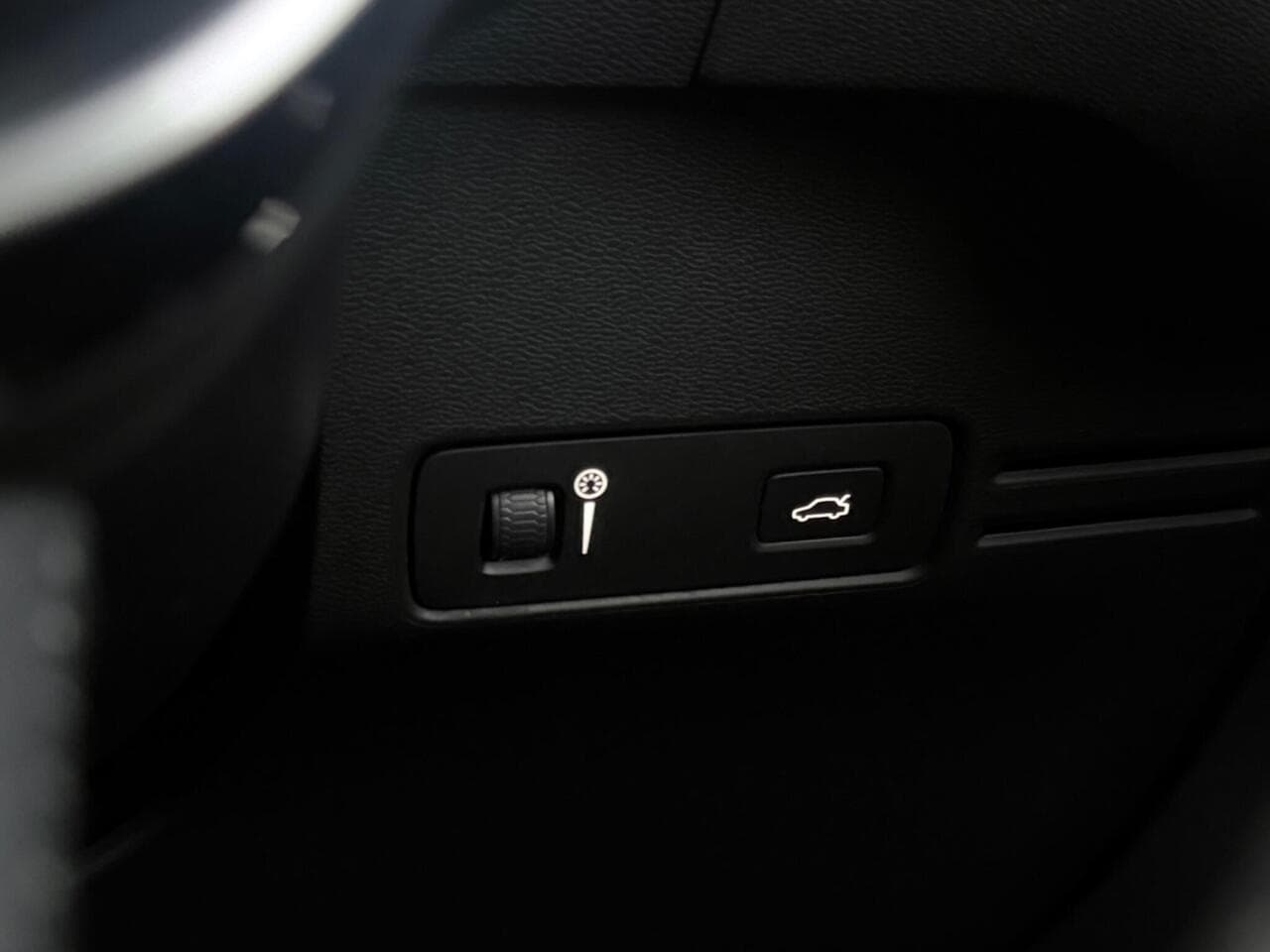 Volvo XC40 thumbnail Misc Controls