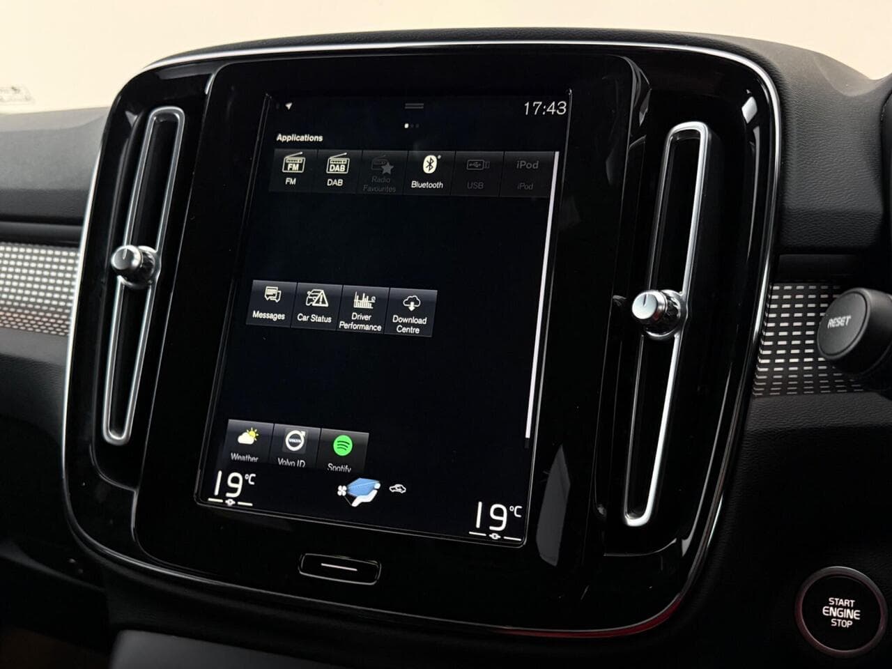 Volvo XC40 thumbnail Infotainment System