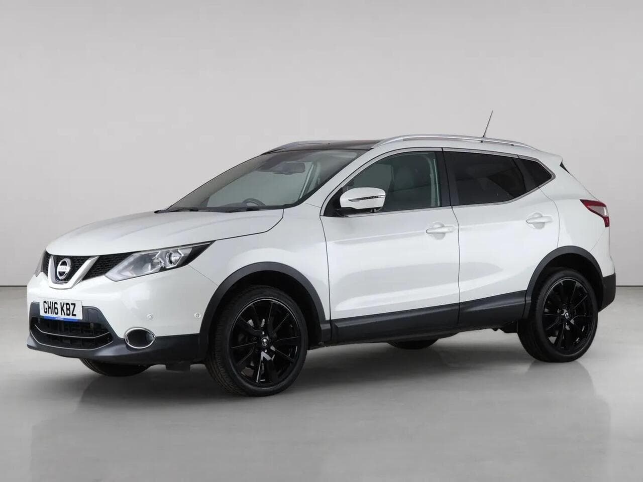 Nissan Qashqai thumbnail Front Left