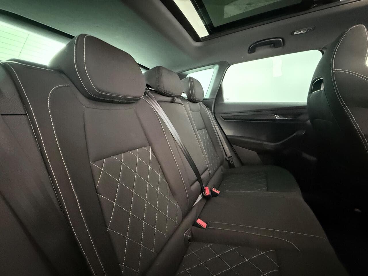 Skoda Karoq thumbnail Seats Rear