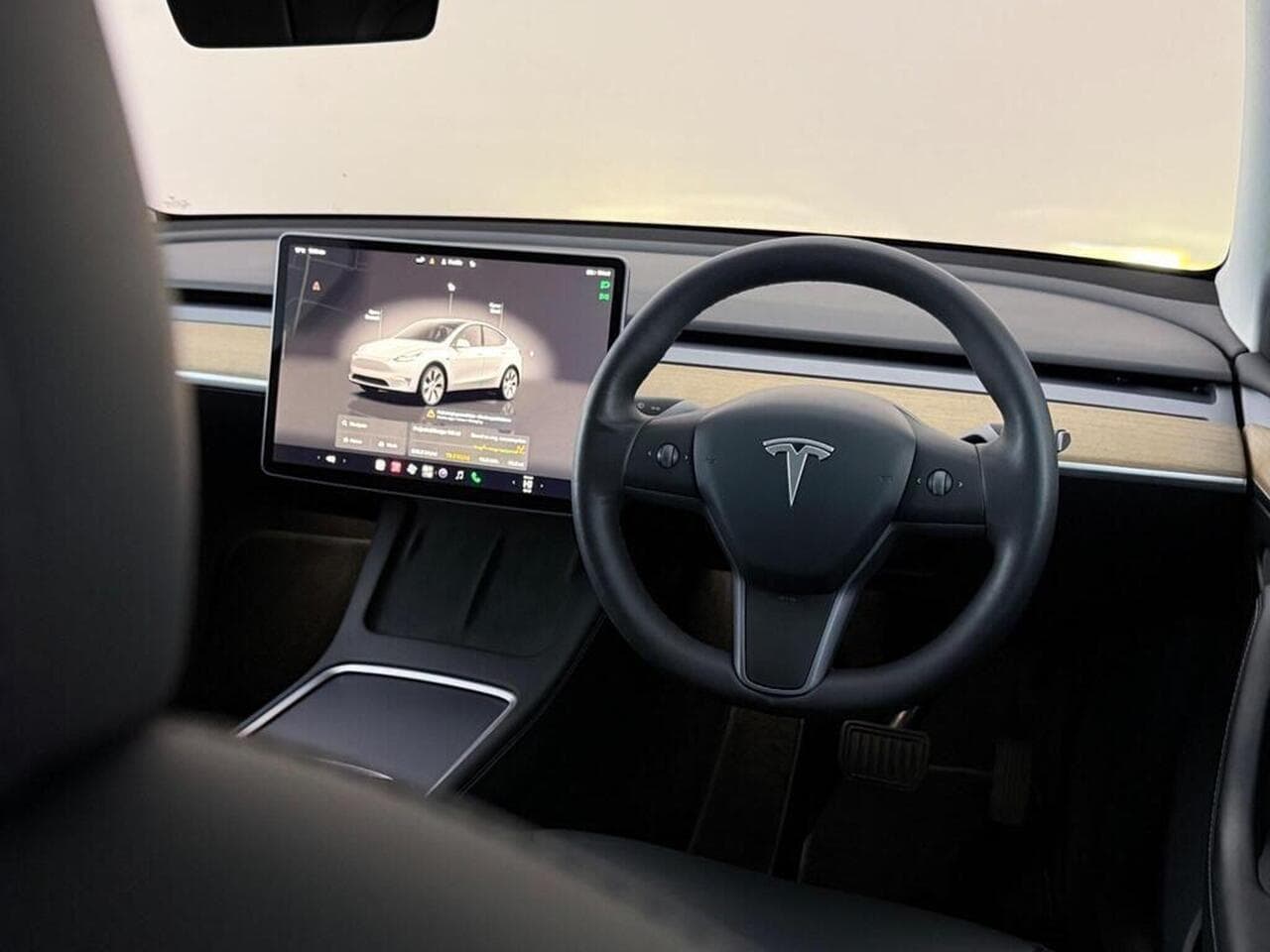Tesla Model Y thumbnail Interior Front