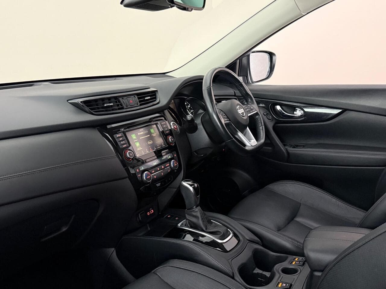 Nissan X-Trail thumbnail Interior Front