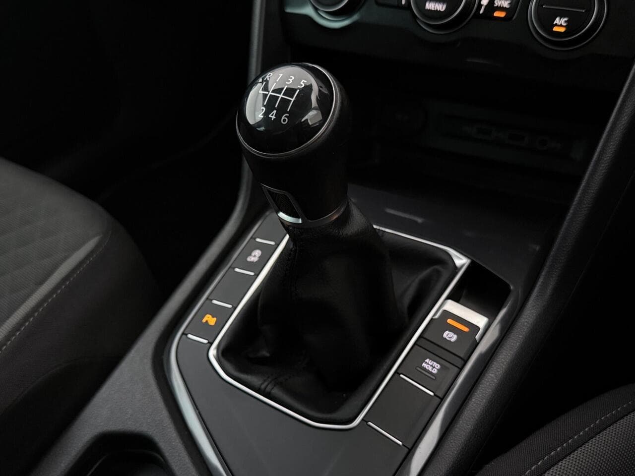 Volkswagen Tiguan thumbnail Interior Front