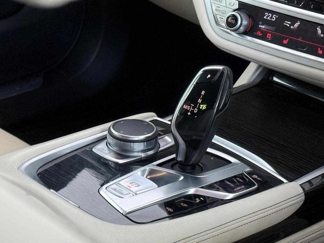 BMW 7 Series thumbnail Interior Front