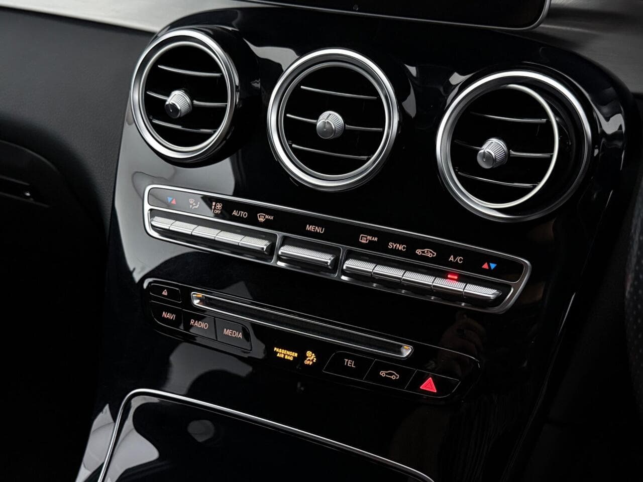 Mercedes-Benz GLC thumbnail Interior Front