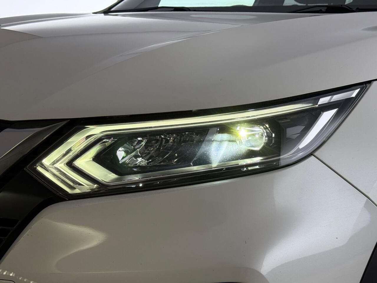 Nissan Qashqai thumbnail Lights Front
