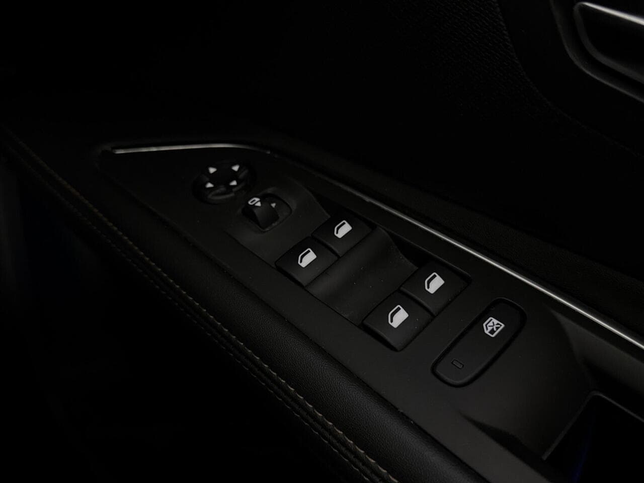 Peugeot 5008 thumbnail Misc Controls
