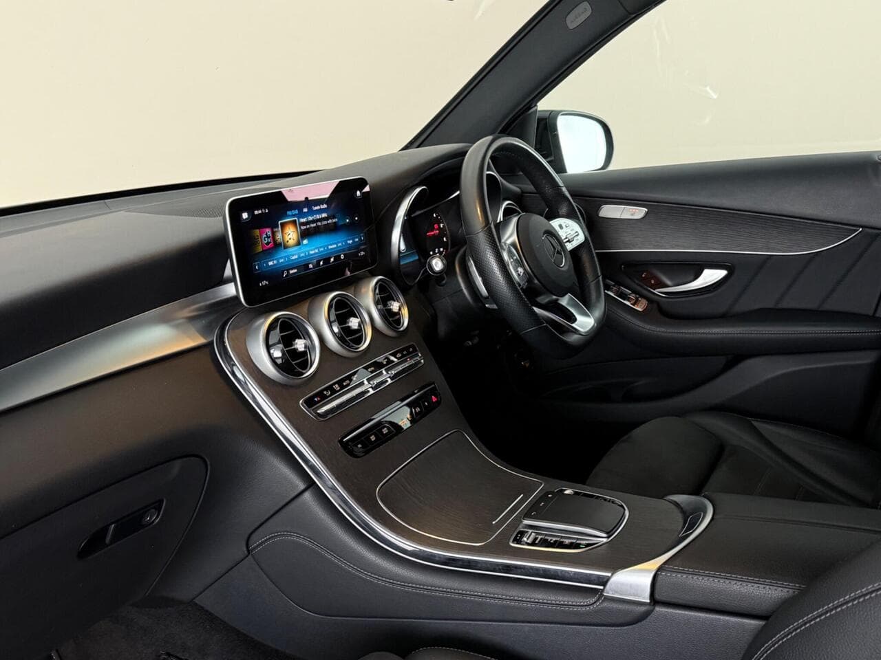 Mercedes-Benz GLC thumbnail Interior Front