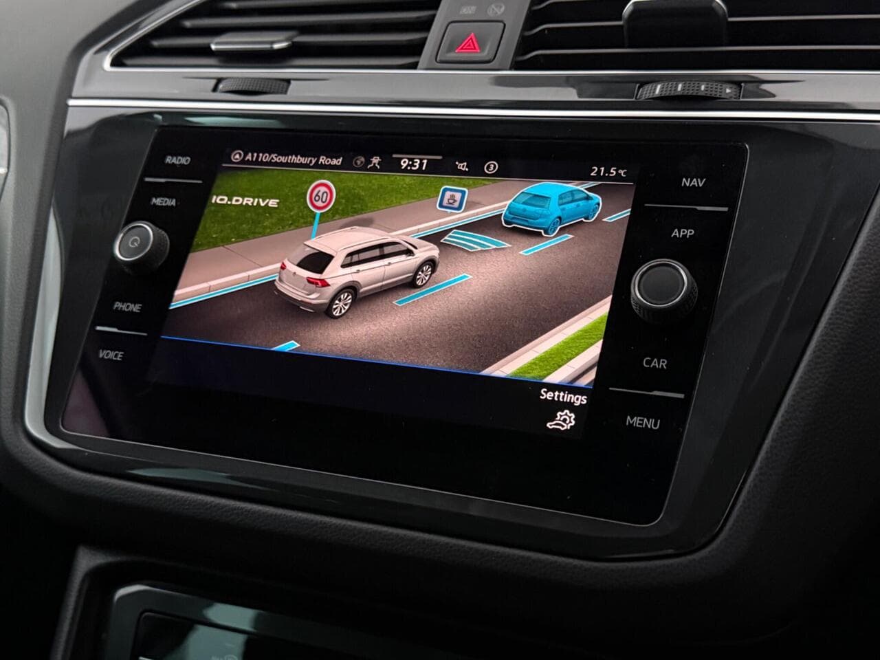 Volkswagen Tiguan thumbnail Infotainment System