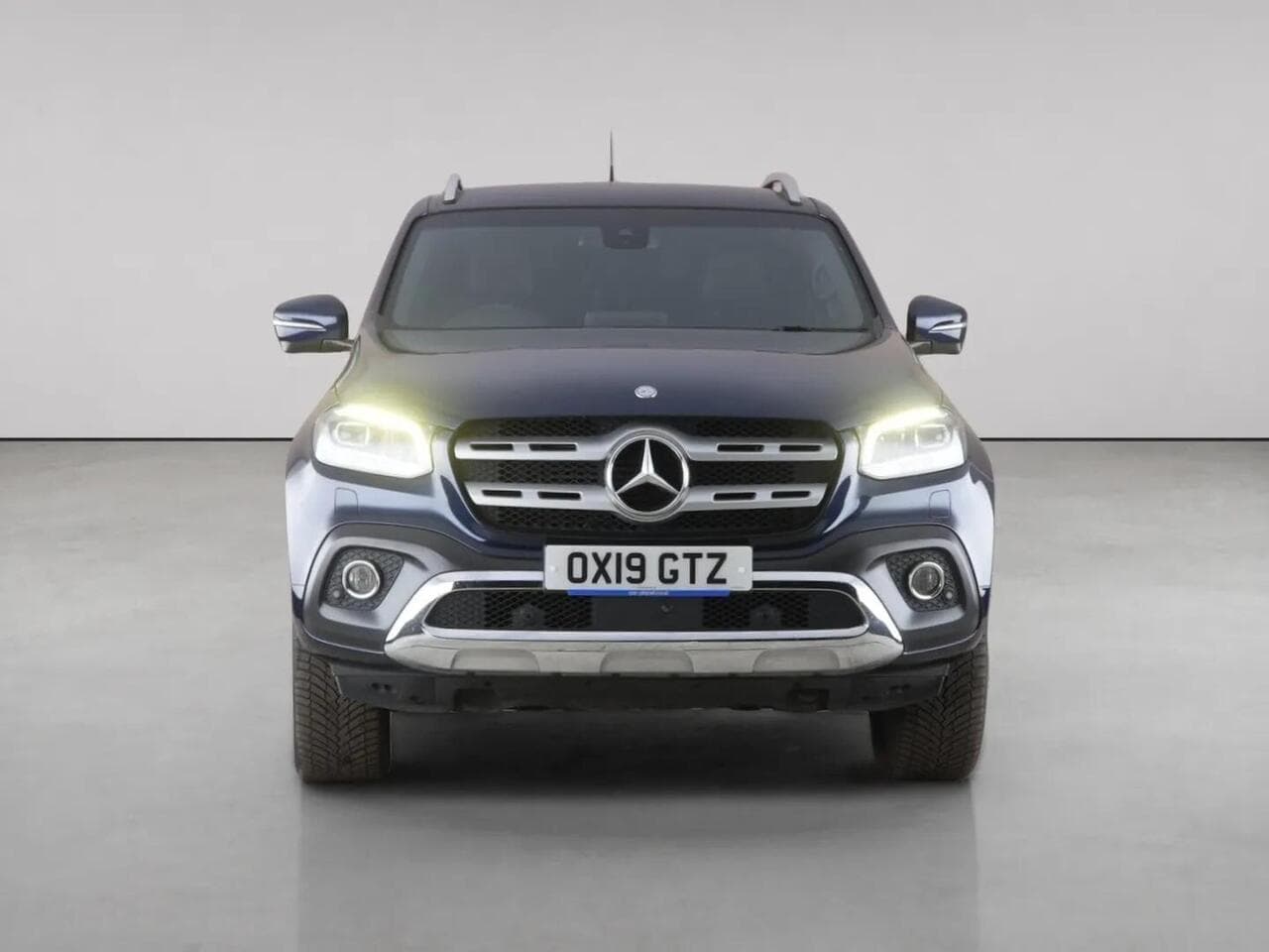 Mercedes-Benz X Class thumbnail Front