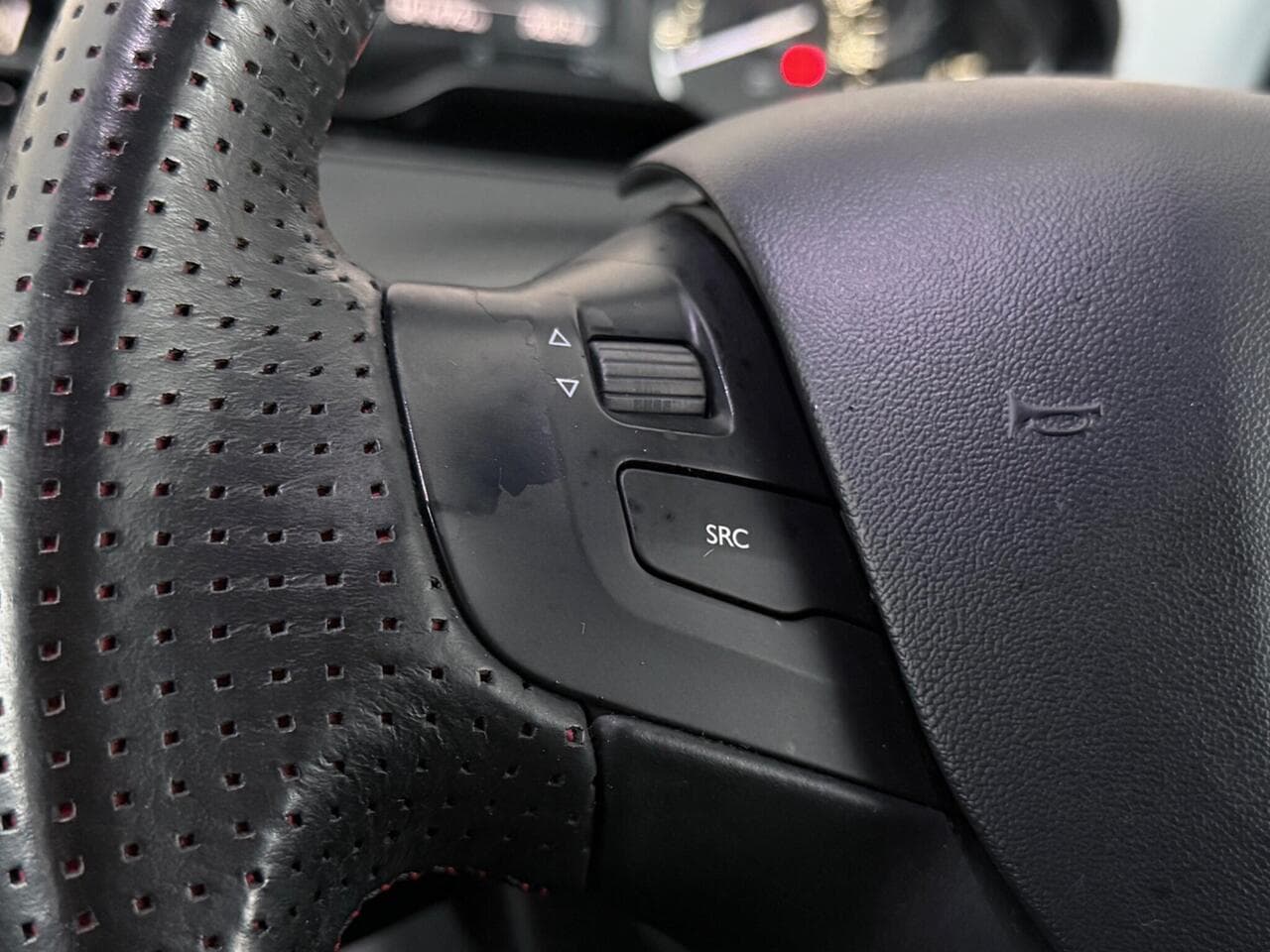 Peugeot 208 thumbnail Misc Controls